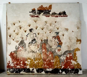 Minószi civilizáció: sáfrányt szedő nők. Freskó a szantorini Akrotiri (Théra) Xeste 3 épületének rituális medencéjéből. Méretek: 244x266 cm, Kr. e. 16. század. Szantorini, a thérai Akrotiri freskóinak gyűjteménye