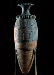 Minószi művészet: rüthon vagy rython, zöld kőből készült kultikus váza. Zakroszból, Kréta. Heraklioni Régészeti Múzeum