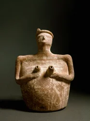 Minószi művészet: terrakottaváza egy mellét tartó nő alakjában. A krétai Piskokephalo szentélyéből. Kr. e. 1700-1450. Heraklioni Régészeti Múzeum