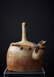 Minószi civilizáció: női istenséget (anyistennőt?) ábrázoló terrakottaszobor Mirtoszból. Kr. e. 2300. Méretek: 21,1 cm. Kréta, Agios Nikolaos (Szent Miklós) múzeuma