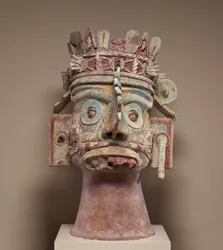 Tlaloc esőisten feje, késő posztklasszikus időszak, 1300-1521 körül (kerámia, tufa, stukkó és festék)