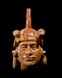 Prekolumbián művészet, Moche-civilizáció (Mochica): vezető arcát ábrázoló antropomorf váza. Kr. e. 200-Kr. u. 700. Lima, Nemzeti Antropológiai és Régészeti Múzeum, Peru