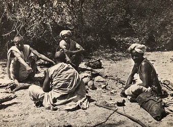 „Birodalom építése” a fasiszta korban: egy csoport nomád pihen, 1936.09.05. (f/w fotó)