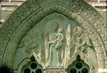 Madonna és gyermek, a templom ablakrészlete, 1413-17-ben épült (kő)