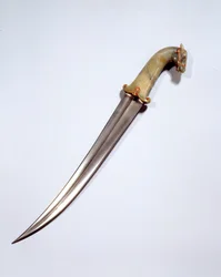 Mogul művészet: lófejes tőr damaszkolt acélból. 17. század. Magasság 0,5 m, Párizs, Musée du Louvre