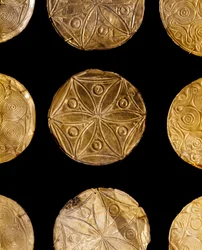 Mükénei művészet: arany szertartásos korongok díszítik a ruhákat a III. sírból, Mükénéből. Kr.e. 16. század. Athénész, Országos Régészeti Múzeum