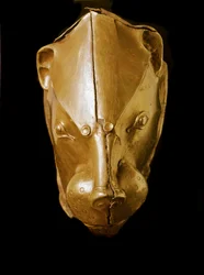 Mükén művészet: rhython vagy rhyton vagy arany rython (apparátusüveg) oroszlánfej formájú IV. sírból, Mycenes. Kr.e. 16. század. Homályos. 14 cm Athénész, Országos Régészeti Múzeum - Mükénei művészet: arany oroszlánfej rhyton (ceremoniális üveg) Gra-ból