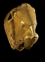 Mükén művészet: rhython vagy rhyton vagy arany rython (apparátusüveg) oroszlánfej formájú IV. sírból, Mycenes. Kr.e. 16. század. Homályos. 14 cm Athénész, Országos Régészeti Múzeum - Mükénei művészet: arany oroszlánfej rhyton (ceremoniális üveg) a gr.