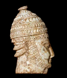 Mükénéi művészet: elefántcsontból faragott kis harcosfej a III. sírból, Mükéné, Kr. e. 14.-13. század, mérete 5 cm, Athén, Nemzeti Régészeti Múzeum
