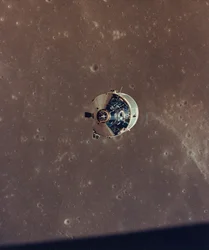 Az Apollo 11 parancsnoki és szolgáltatási moduljai a Hold-modulról fényképezve, 1969-ben.