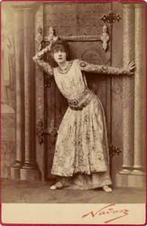 [Sarah Bernhardt mint Theodora császárné Sardou "Theodora" című filmjében]