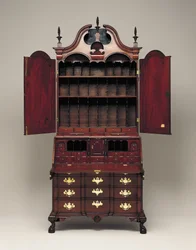 Íróasztal és könyvespolc, 1770-76 körül (mahagóni, déli sárga fenyő, keleti fehér fenyő, sárga nyár és sárgaréz)
