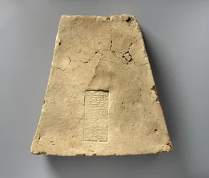 Tégla Ashurbanipal felirattal, amely leírja az Ekur építési munkáit, i. e. 668–631. (kerámiai)