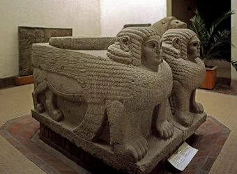 Art neo hittite: az oszlop alapja a szfinx bazalt decoree-jából. Samal helyéről (jelenlegi Sam