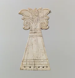 Bekarcolt lóhomlokzat, amelyet virágzó, volutapálmafa formájúvá faragtak, Kr.e. 9-8. század (elefántcsont)