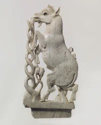 Áttört bútortábla nevelő kecskével, Kr.e. 9-8.