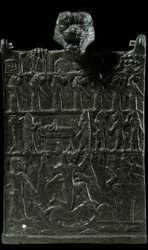 Mezopotámia: bronz varázsige-tábla a démoni Lamashtu istenség ellen. Ördögűzési jelenet ábrázolása. Újasszír kor (Kr. e. 1000-612). Kr. e. 750. Párizs, Louvre Múzeum
