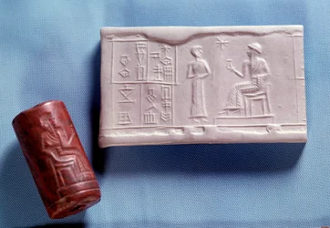 Mezopotámia: Kvarckő pecsét és öntvény (lenyomat), amely egy istenséggel beszélő alakot ábrázol. neosumer korszak (kb. i. e. 2150-2000) V. 0,030 m Párizs, Musee du Louvre