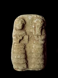 Sumér civilizáció: istenpár a trónon. Terrakotta szobor. Mérete: 9 cm. Újsumér kor (Kr. e. 2093 és 2004 között). Bagdad, Iraki Nemzeti Múzeum