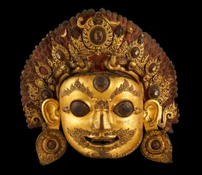 Bhairava feje, kb. 16. század (aranyozott rézzel és hegyikristállyal festve)
