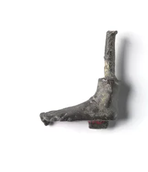 Bronzhegy egy „Shawabty-kötegből”: Foot, a 18.-19. dinasztia vége, ie 1336-1256 (bronz)