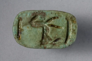 Szkarabeusz pecsét, 18-19. dinasztia, i.e. 1540-1186 (fajansz) (a 270366 alja)