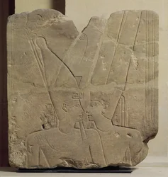 II. Ramszesz átölelő Amon isten, Karnak, ie 1401-1213 körül (homokkő)
