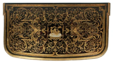 Egy XIV. Lajos komód részlete (ormolu, sárgaréz, teknőspáncél és ébenfa boulle) (lásd még: 486114-19)