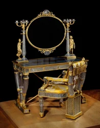 Berry hercegnő asztala és WC-széke (Marie Caroline Ferdinande Louise de Bourbon, a két Szicília (Deux Sicilies) hercegnője (1798-1870). Kristály, arany bronz és eglomizált üveg. Nicolas Henri Jacob (1782-1871) bútorai )