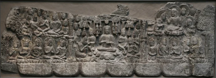 Fali szobor: Buddhák és Bodhiszattvák Mennyei Összejövetele, Handan, Hebei tartomány, 550-577 (mészkő pigmentnyomokkal)