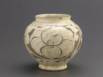 Korsó sgraffito díszítéssel, Jiaozuo, Henan tartomány, Northern Song dinasztia, 11. század első fele (kerámia)