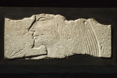 Domborműtöredék, 5-6. dinasztia, ie 2454-2140 (mészkő)