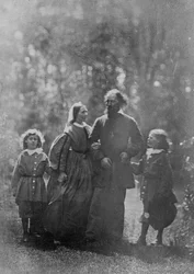 Alfred, Lord Tennyson feleségével, Emilyvel és két fiával, Hallammal és Lionellel, 1862 körül (albumin nyomat)