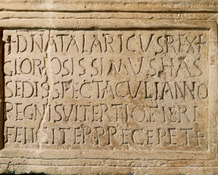 Barbár civilizáció: Osztrogot Athalaric király (i.sz. 516-534) uralkodásának idejéből származó felirat, amely a Ticinumban (a mai Pavia) egy színház létezéséről tanúskodik. 6. század. Musei Civici, Sezione Archeologia, Pavia, Olaszország