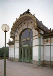 Szecesszió: a Karlsplatz metróállomás pavilonjának látképe (ma kávézó), Otto Wagner (1841-1918) építész alkotása (bécsi szecesszió), 1894-1899, Bécs, Ausztria