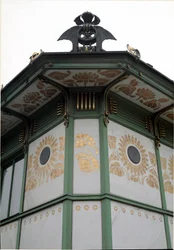 Szecesszió: a Karlsplatz metróállomás pavilonjának látképe (ma kávézó), Otto Wagner (1841-1918) építész alkotása (bécsi szecesszió), 1894-1899, Bécs, Ausztria