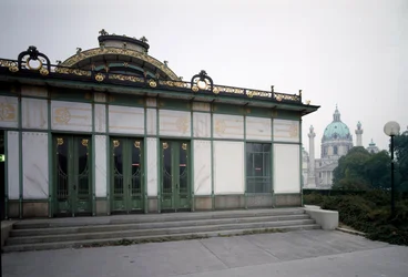 Szecesszió: a Karlsplatz metróállomás pavilonjának látképe, ma kávézó, Otto Wagner (1841-1918) építész alkotása, Bécsi szecesszió, 1894-1899, Bécs, Ausztria