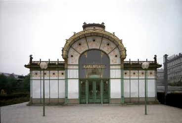 Szecesszió: a Karlsplatz metróállomás pavilonjának látképe, ma kávézó, Otto Wagner (1841-1918) építész alkotása, bécsi szecesszió, 1894-1899, Bécs, Ausztria