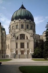 Otto Wagner (1841-1918) építész családi sírjának képe (bécsi szecesszió). Hietzingi temető, Bécs, Ausztria