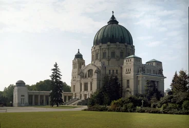 Otto Wagner (1841-1918) építész családi sírjának képe (bécsi szecesszió). Hietzingi temető, Bécs, Ausztria
