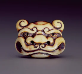 Netsuke, amely egy oni démon arcát ábrázolja, 1870 körül (szarvasagancs)