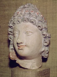 Buddha feje, görög-buddhista stílus, 1-4. század (stukkó)