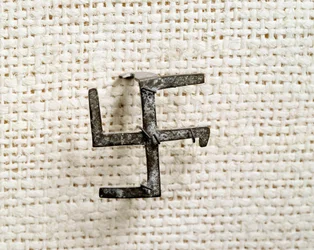 Keresztény ókor: szvasztika alakú fibula (amely később a horogkeresztet ihlette). 1-3. század. Nemzeti Régészeti Múzeum, Saint-Germain-en-Laye