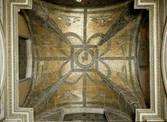 V. századi mozaikok, középen a bárány. Szent János evangélista kápolna boltozata a San Giovanni in Laterano (Laterano Szent János) paleochretiánus keresztelőjében (battistero lateranense o san Giovanni in Fonte), 440 körül épült. Róma