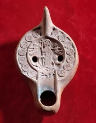 Paleokréta művészet: olajlámpa medalion a diadalmas Krisztus terrakotta dekorációjából. Az alsó Római Birodalom idején (i.sz. 307-425) Tunéziában valósult meg. Timgadban (Algéria) fedezték fel. V 0,03x0,13x0,08 m Párizs, Louvre múzeum
