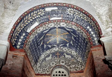 Paleokréta művészet: Krisztus monogramját a Szentháromság szimbólumai veszik körül. 5. vagy 6. századi mozaik. Baptistere d