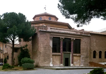 Kilátás a 440 körül épült San Giovanni in Laterano (Saint John Laterano) paleokeresztény keresztelőkápolnára (Lateráni keresztelőkápolna vagy San Giovanni in Fonte). Róma