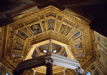 Kilátás a 440 körül épült San Giovanni keresztelőkápolnán belüli boltozatra (Laterano Szent János) (Lateráni keresztelőkápolna vagy San Giovanni in Fonte). Róma