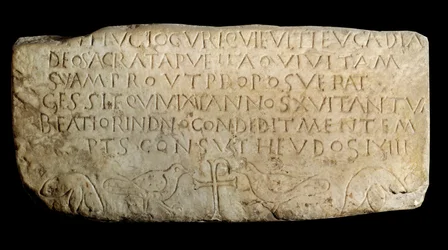 Paleokeresztény művészet: Leucadia sírfelirata. Emléktábla a lyoni Makkabeusok régi templomából. Párizs, Louvre Múzeum