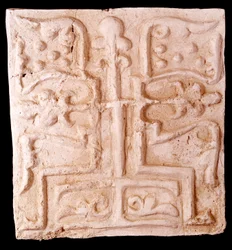 Paleokeresztény művészet: szőlőágak domborműveivel és kereszttel díszített kő. Az iráni Kharg-szigetről. Párizs, Louvre Múzeum